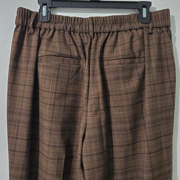 Croft & Barrow, women's plaid pull on tapered trousers. New without tags. - Picture 6 of 9